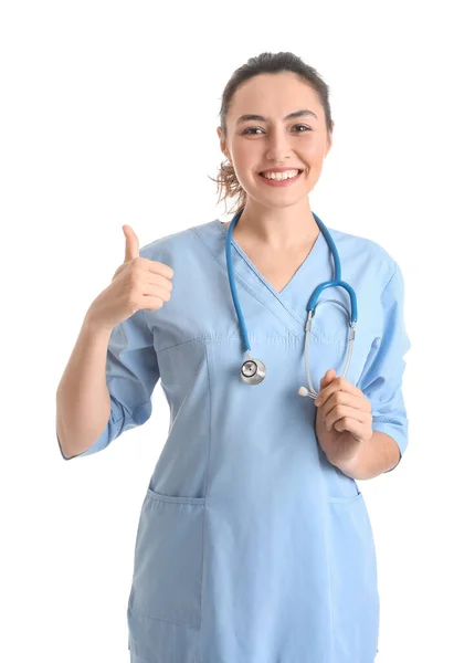 Vrouwelijke Medische Assistent Met Stethoscoop Met Duim Witte Achtergrond — Stockfoto