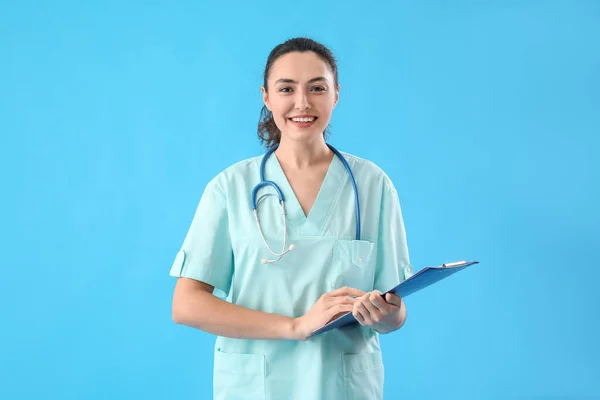 Female Medical Assistant Clipboard Light Blue Background — Stock Photo, Image