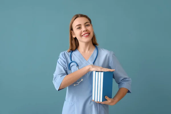 Vrouwelijke Stagiaire Met Boeken Blauwe Achtergrond — Stockfoto