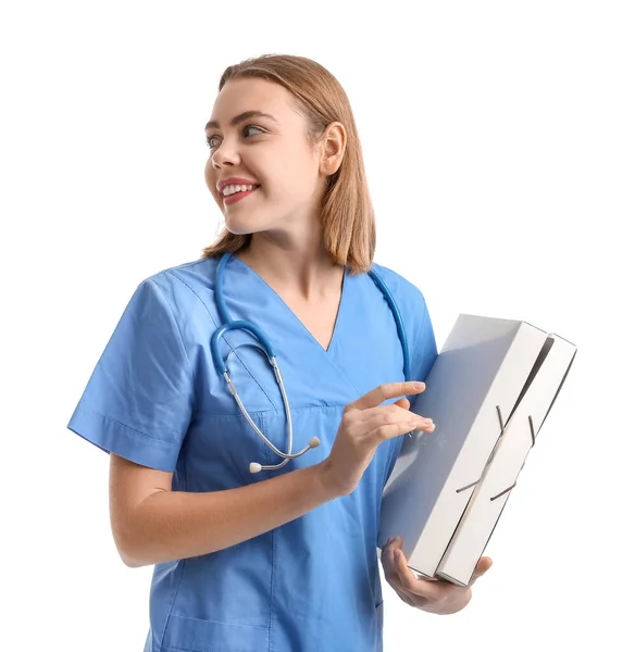 白い背景にフォルダを持つ女性看護師 — ストック写真