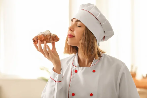 Vrouwelijke Bakker Met Lekkere Croissant Keuken Close — Stockfoto