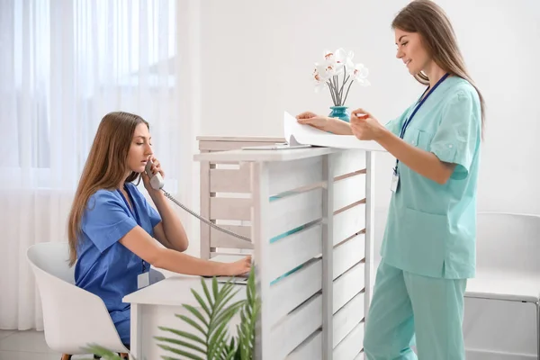 Female Medical Assistants Working Clinic — Stock Photo, Image