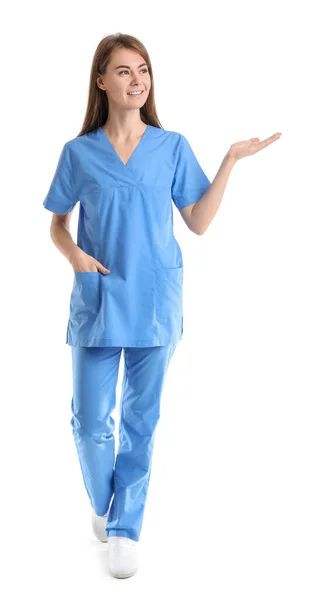 Assistente Médica Feminina Uniforme Azul Mostrando Algo Fundo Branco — Fotografia de Stock