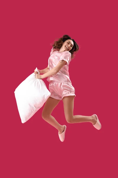 Jong Brunette Vrouw Pyjama Met Kussen Springen Roze Achtergrond — Stockfoto