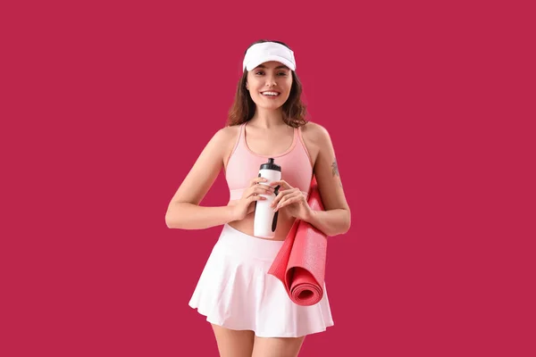 Mujer Joven Deportiva Con Botella Agua Esterilla Sobre Fondo Rosa —  Fotos de Stock