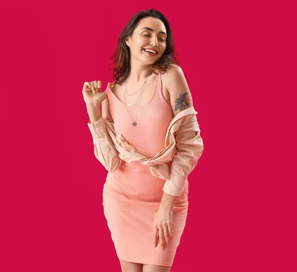 Attraktive Junge Frau Kleid Auf Rosa Hintergrund — Stockfoto