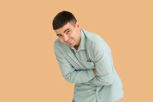 Young Man Appendicitis Beige Background — Stock Photo, Image