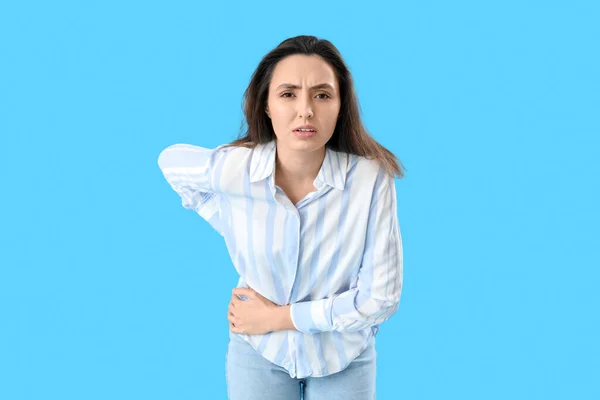 Giovane Donna Con Appendicite Sfondo Blu — Foto Stock