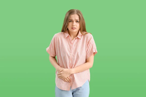 Jonge Vrouw Met Appendicitis Groene Achtergrond — Stockfoto