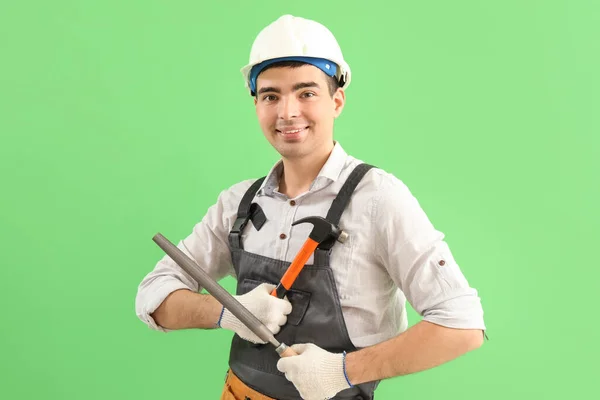 Jovem Carpinteiro Com Arquivo Martelo Fundo Verde — Fotografia de Stock
