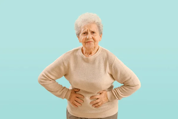 Senior Vrouw Met Appendicitis Blauwe Achtergrond — Stockfoto