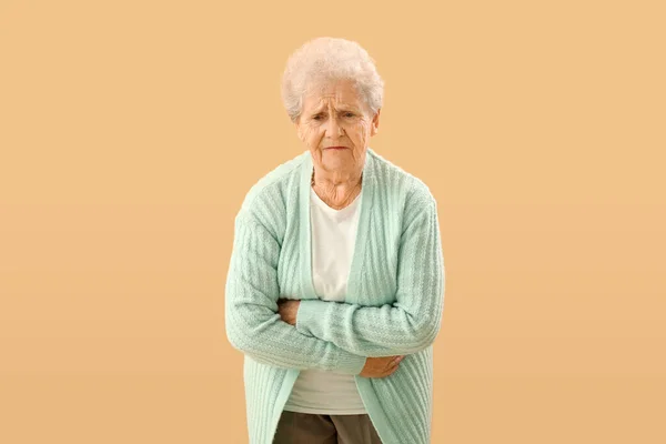 Donna Anziana Con Appendicite Sfondo Beige — Foto Stock
