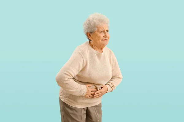 Donna Anziana Con Appendicite Sfondo Blu — Foto Stock