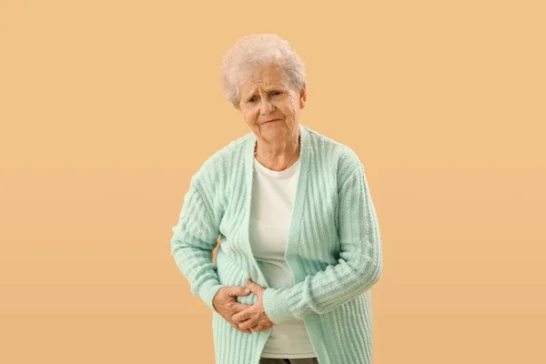 Bej Arka Planda Apandisiti Olan Yaşlı Bir Kadın — Stok fotoğraf