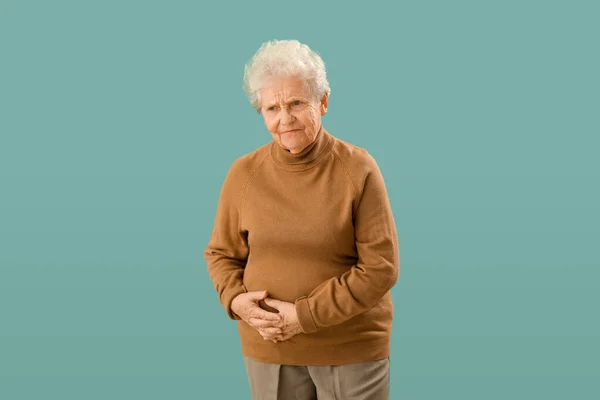 Senior Vrouw Met Appendicitis Groene Achtergrond — Stockfoto