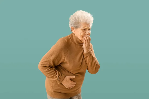 Senior Vrouw Met Appendicitis Groene Achtergrond — Stockfoto