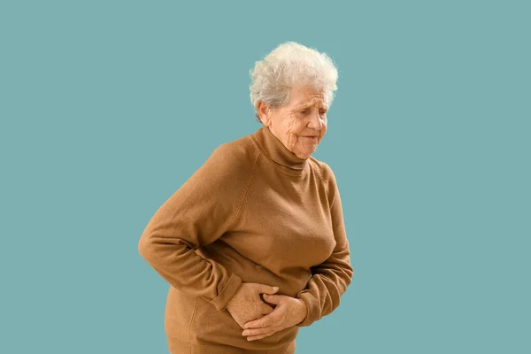 Donna Anziana Con Appendicite Sfondo Verde — Foto Stock