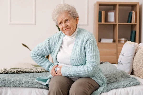 Senior Kvinna Med Blindtarmsinflammation Sitter Sovrummet — Stockfoto