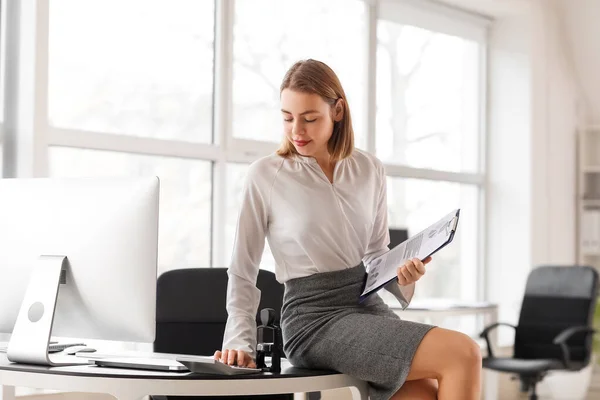 Contadora Femenina Trabajando Con Calculadora Oficina — Foto de Stock