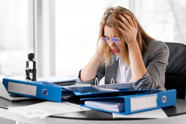 Stressad Kvinnlig Revisor Vid Förhandlingsbordet — Stockfoto