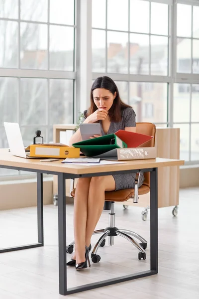 Contador Feminino Estressado Trabalhando Com Documentos Calculadora Mesa Escritório — Fotografia de Stock