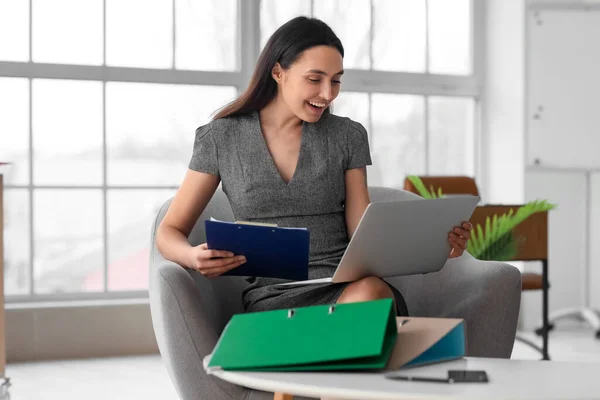 Female Accountant Laptop Clipboard Sitting Office — Stock Photo, Image