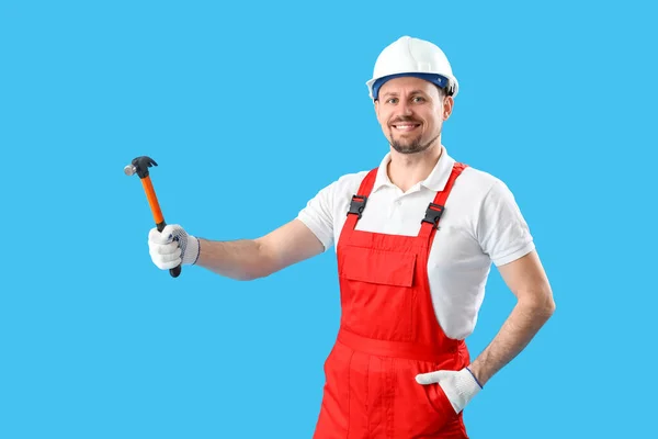 Homem Carpinteiro Com Martelo Fundo Azul — Fotografia de Stock