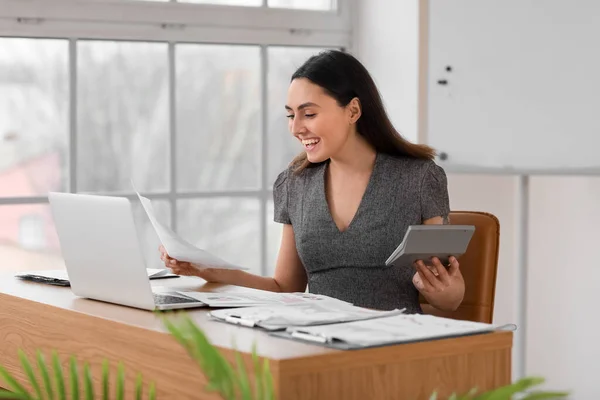 Female Accountant Working Document Calculator Table Office — Stock Photo, Image
