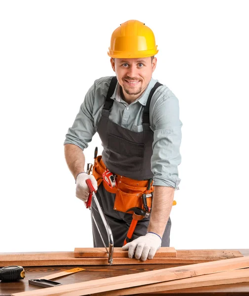 Mężczyzna Stolarz Piłowanie Drewniane Deska Przy Stole Białym Tle — Zdjęcie stockowe