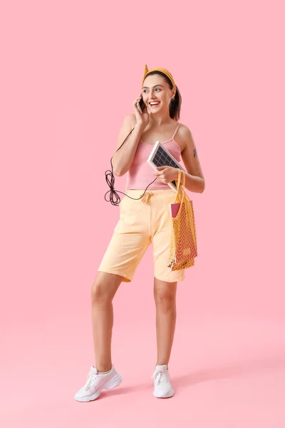 Mooie Jonge Vrouw Opladen Mobiele Telefoon Met Draagbare Zonnepaneel Roze — Stockfoto