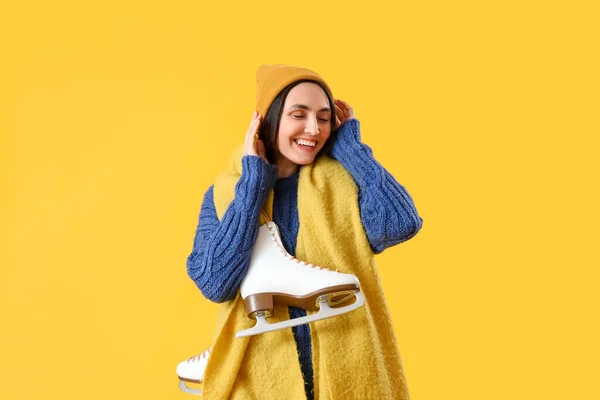 Pretty Young Woman Ice Skates Yellow Background — Stockfoto