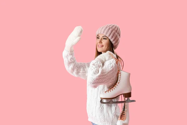 Όμορφη Νεαρή Γυναίκα Παγοπέδιλα Κυματίζει Χέρι Ροζ Φόντο — Φωτογραφία Αρχείου