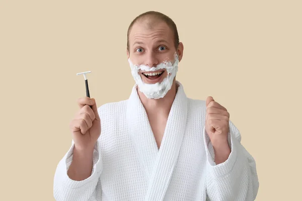 Jovem Feliz Barbear Contra Fundo Bege — Fotografia de Stock