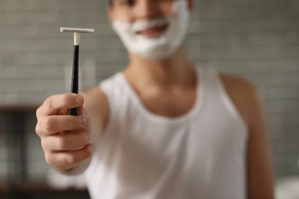 Junger Mann Mit Rasiermesser Badezimmer Nahaufnahme — Stockfoto