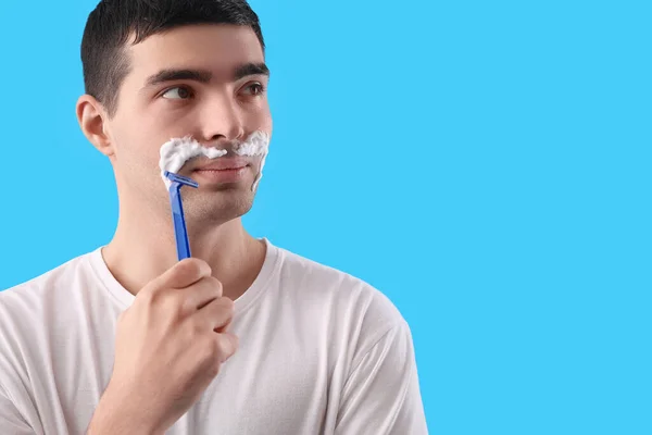Νεαρός Άνδρας Ξυρίζεται Ανοιχτό Μπλε Φόντο — Φωτογραφία Αρχείου