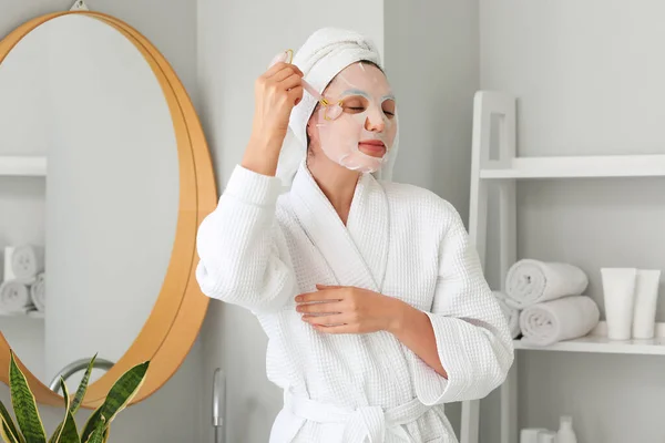 Mujer Joven Con Máscara Sábanas Herramienta Masaje Facial Baño —  Fotos de Stock
