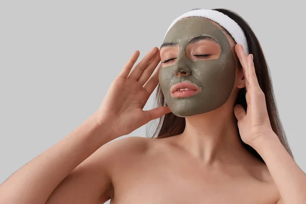 Mujer Joven Con Máscara Arcilla Aplicada Sobre Fondo Gris Primer — Foto de Stock