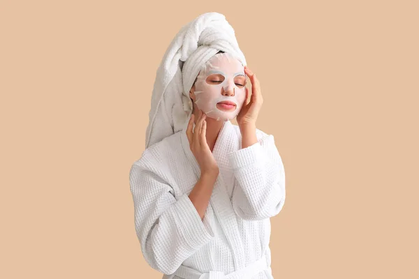 Jovem Mulher Roupão Banho Com Máscara Folha Fundo Bege — Fotografia de Stock