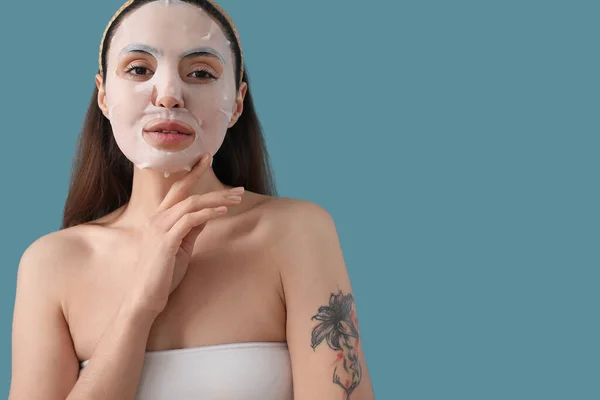 Wanita Muda Dengan Lembaran Masker Pada Latar Belakang Biru — Stok Foto