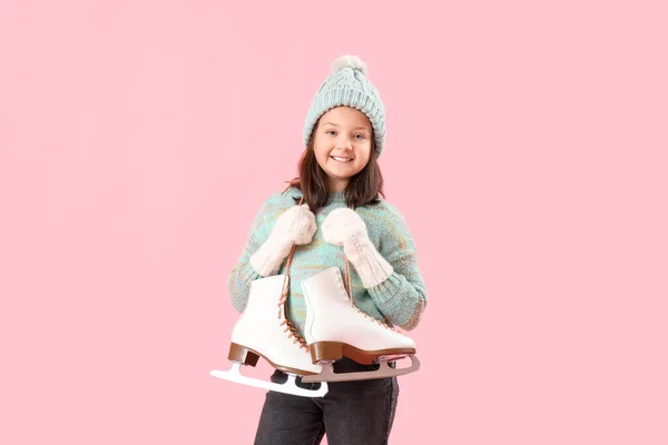 Liten Flicka Vinterkläder Med Skridskor Rosa Bakgrund — Stockfoto