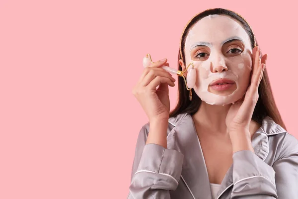 Jonge Vrouw Met Vel Masker Gezichtsmassage Tool Roze Achtergrond Close — Stockfoto