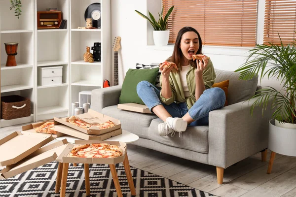 Hermosa Mujer Comiendo Sabrosa Pizza Sofá Casa — Foto de Stock