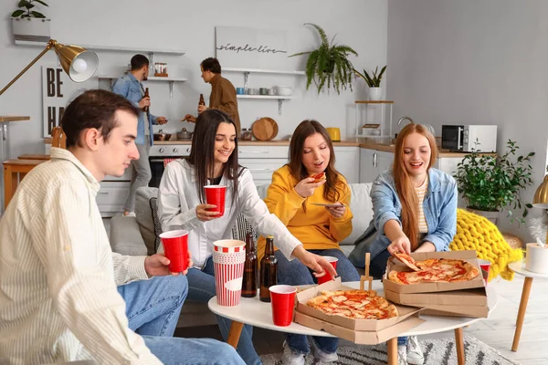 Vriendengroep Met Lekkere Pizza Drankjes Thuis — Stockfoto