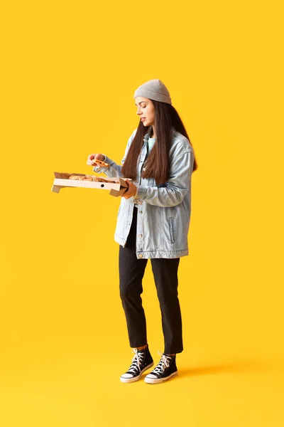 Jovem Com Caixa Pizza Saborosa Fundo Amarelo — Fotografia de Stock