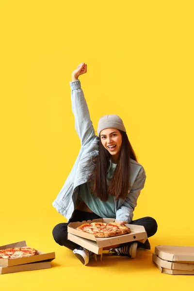 Jovem Feliz Com Caixas Pizza Saborosa Sentada Fundo Amarelo — Fotografia de Stock