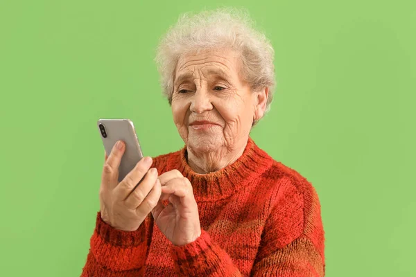 Senior Woman Using Mobile Phone Green Background Closeup — Stock Photo, Image