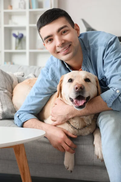 Hombre Joven Con Lindo Perro Labrador Sentado Sofá Casa Primer —  Fotos de Stock