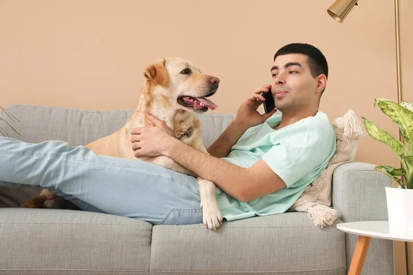 Jovem Com Seu Cão Labrador Conversando Por Telefone Celular Sofá — Fotografia de Stock