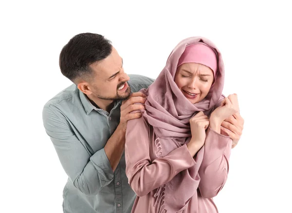 Wütender Muslimischer Mann Bedroht Seine Frau Auf Weißem Hintergrund Konzept — Stockfoto