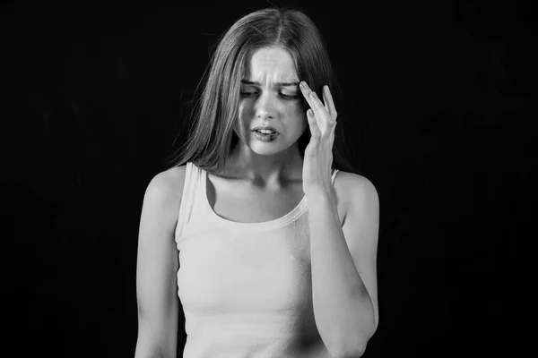 Verletzte Junge Frau Auf Dunklem Hintergrund Konzept Zur Häuslichen Gewalt — Stockfoto